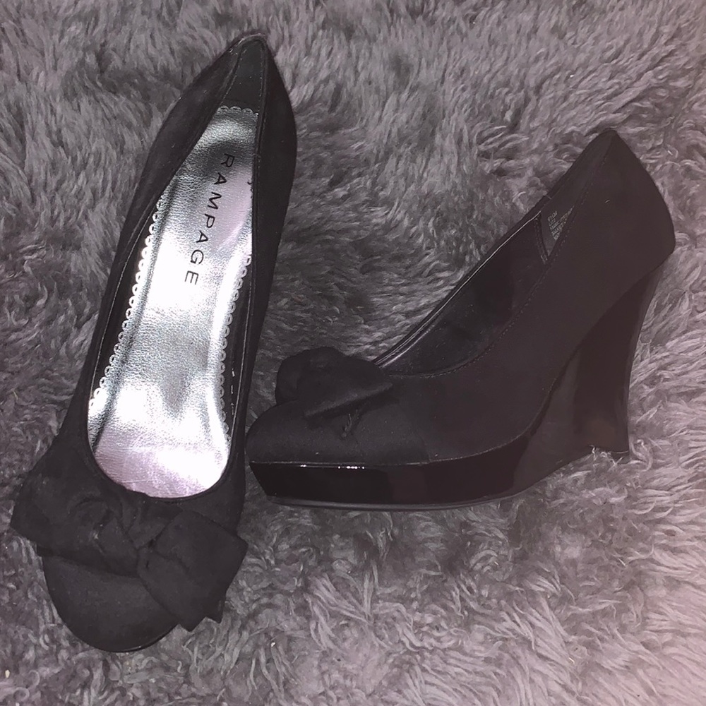 Wedge bow front slip on pumps
